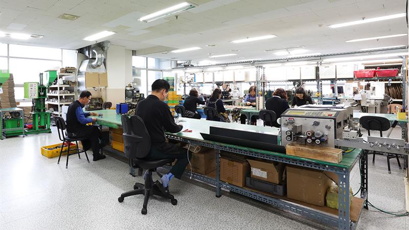 Vista del sitio de producción de Hyein Electronics: mesa de trabajo y herramientas organizadas